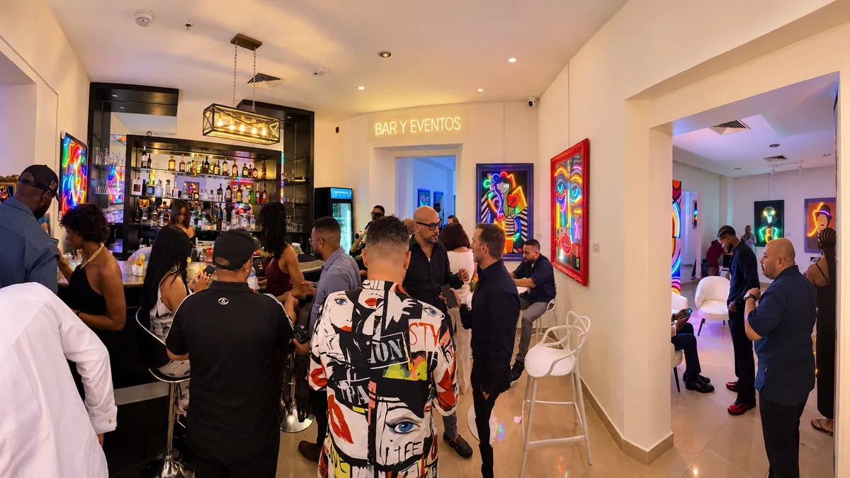 Encuentros alrededor del bar en Lux Neon, Zona Colonial
