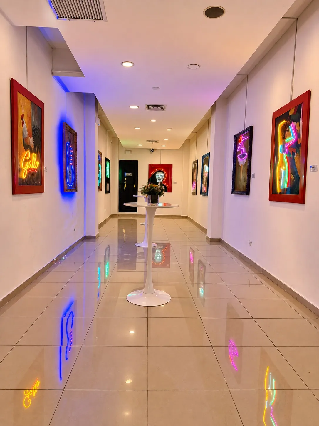 Arte de neón a cada paso en Lux Neon, Zona Colonial