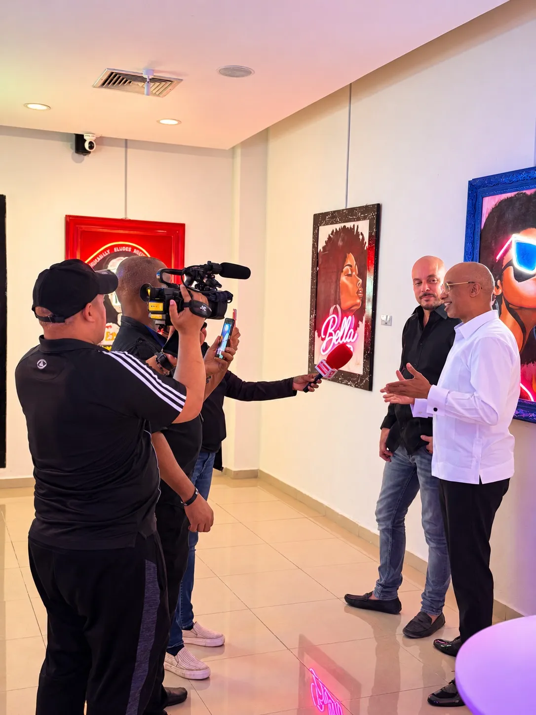 Una entrevista en la galería en Lux Neon, Zona Colonial