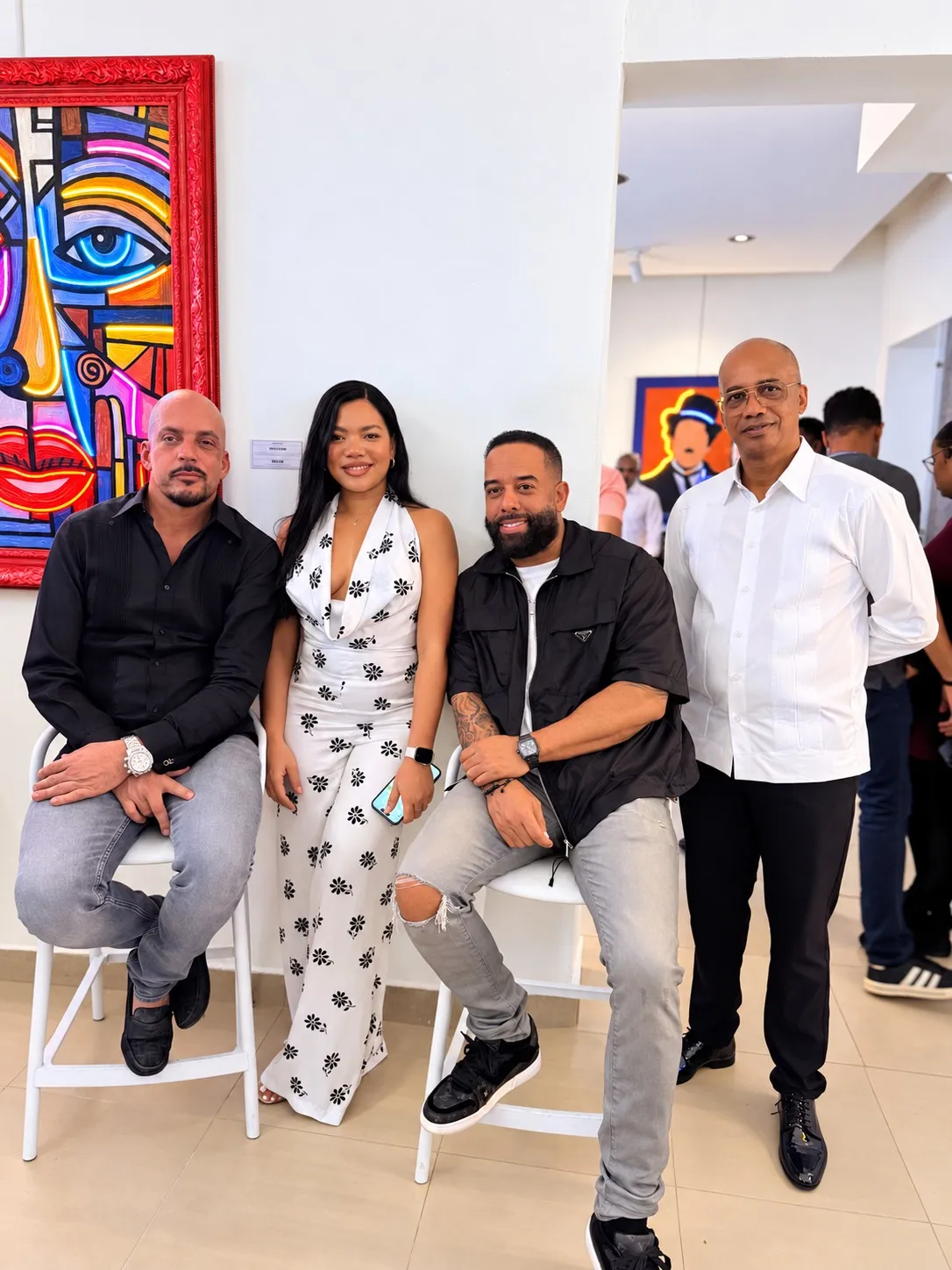 Invitados entre las obras en Lux Neon, Zona Colonial