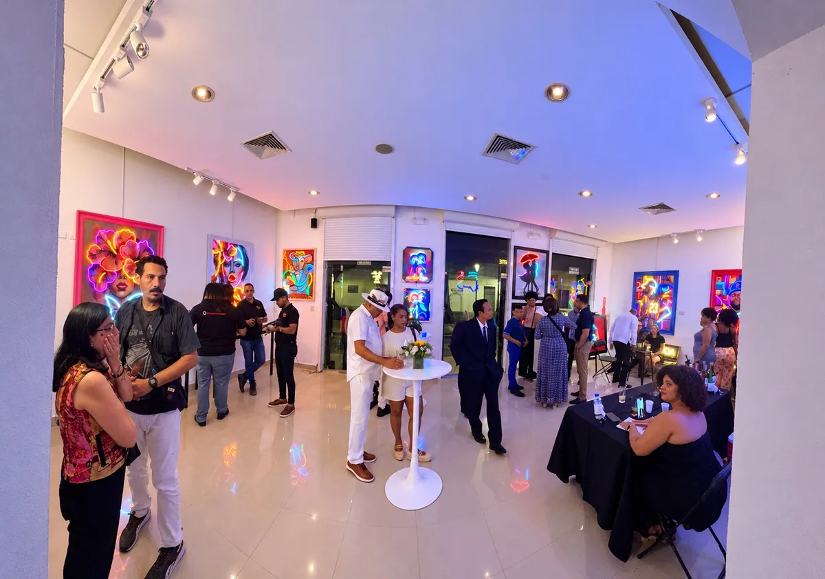 La galería durante la recepción en Lux Neon, Zona Colonial