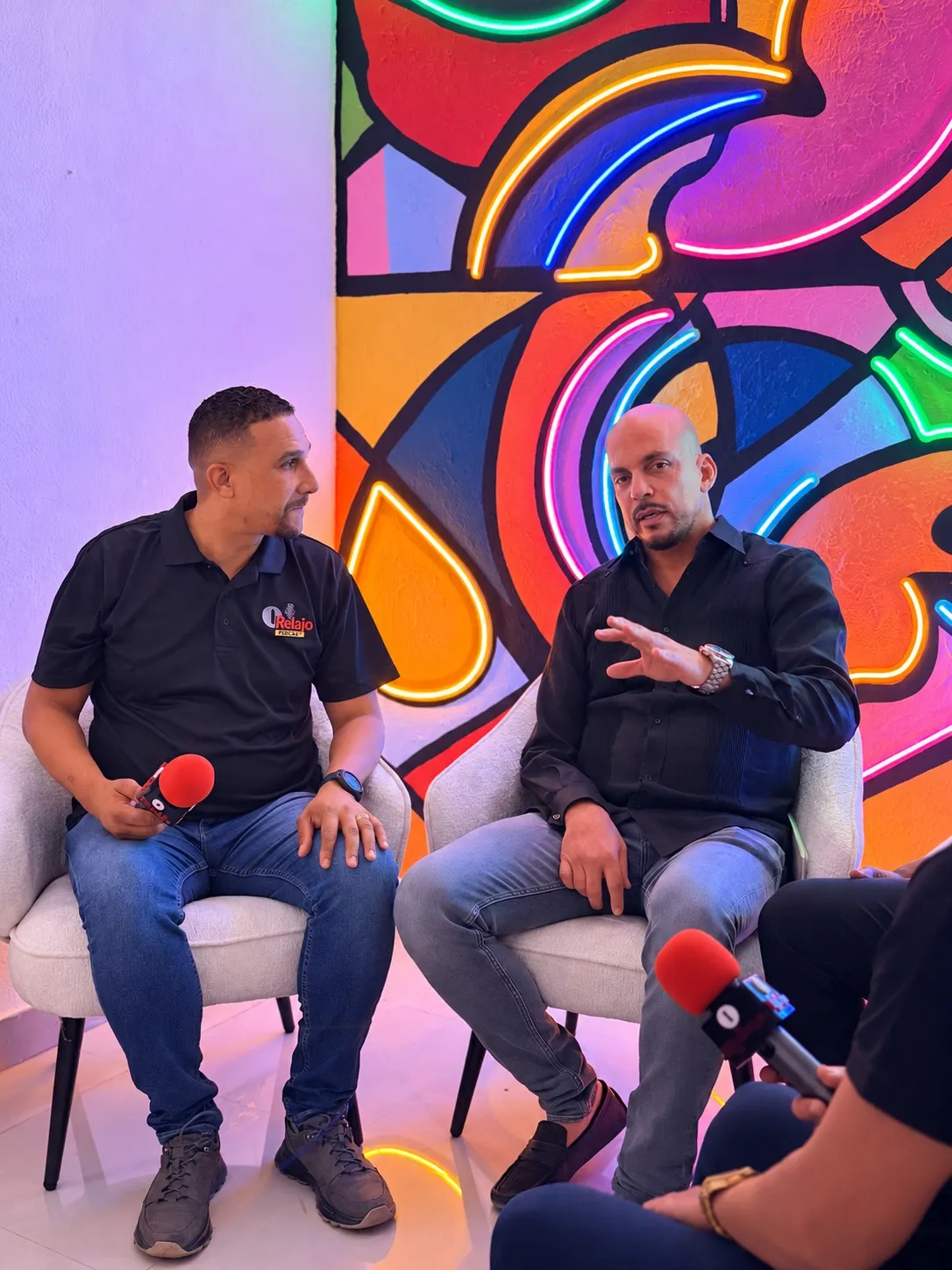 Una entrevista en el lounge en Lux Neon, Zona Colonial