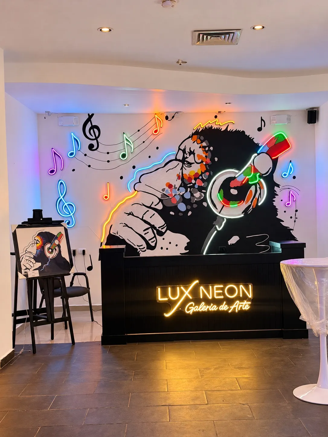 La cabina frente al mural en Lux Neon, Zona Colonial