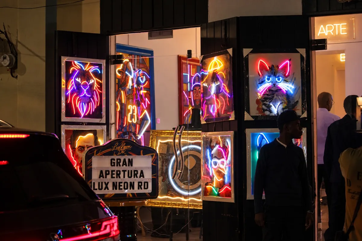 La galería iluminada de noche en Lux Neon, Zona Colonial