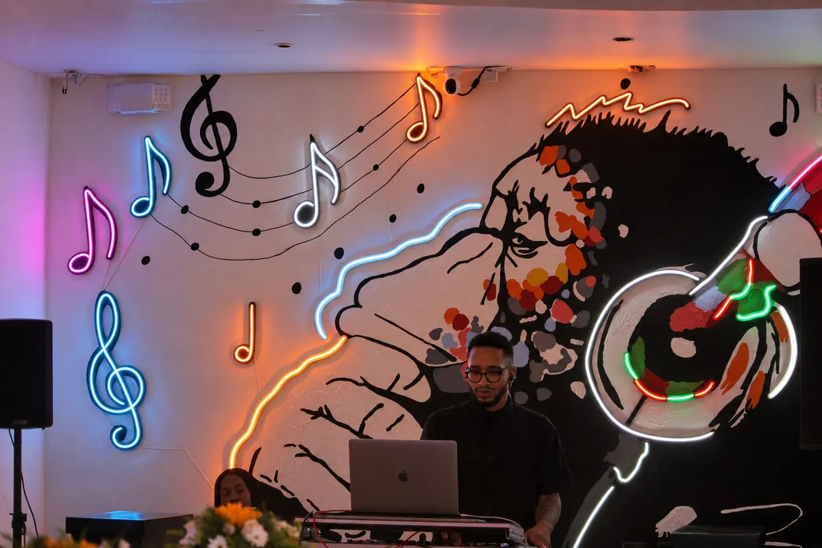 El DJ durante la recepción en Lux Neon, Zona Colonial
