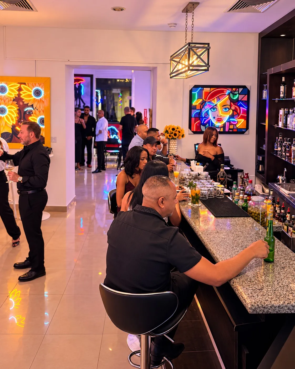 El bar de la galería en Lux Neon, Zona Colonial