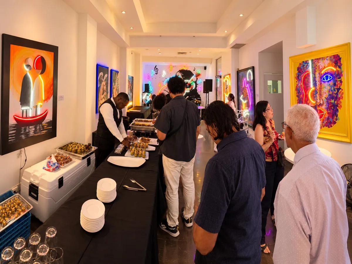 La mesa de catering en Lux Neon, Zona Colonial